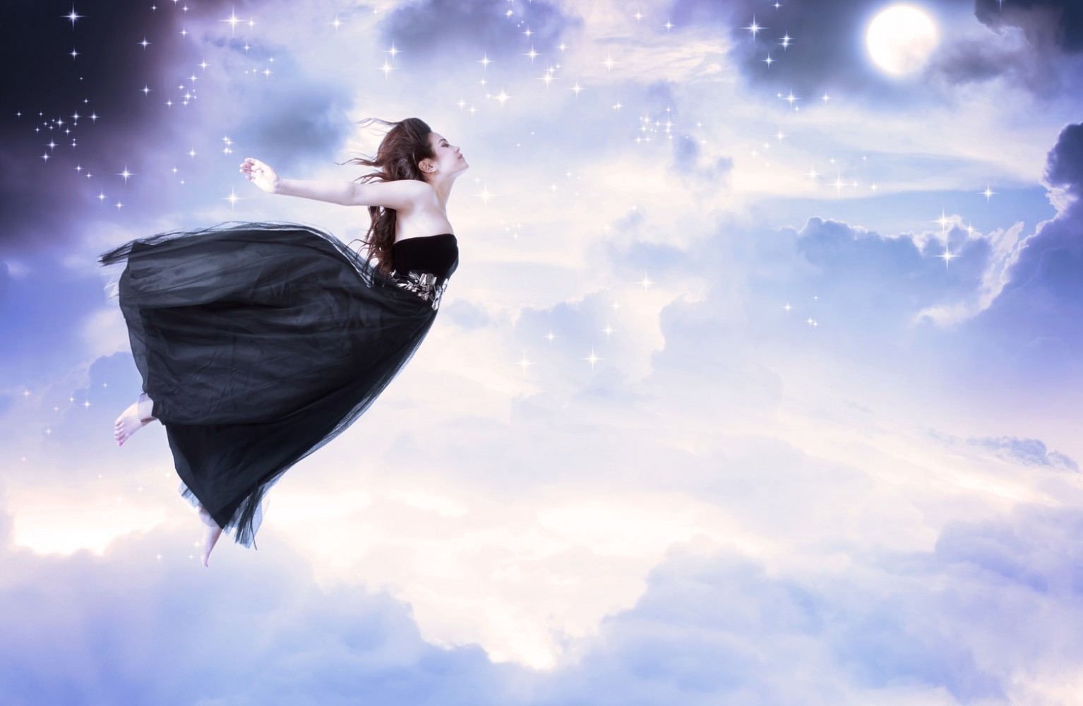 Зачем люди летают. Женщина летит. Девушка и небо. Девочка в полете. Девушка парит в небе.